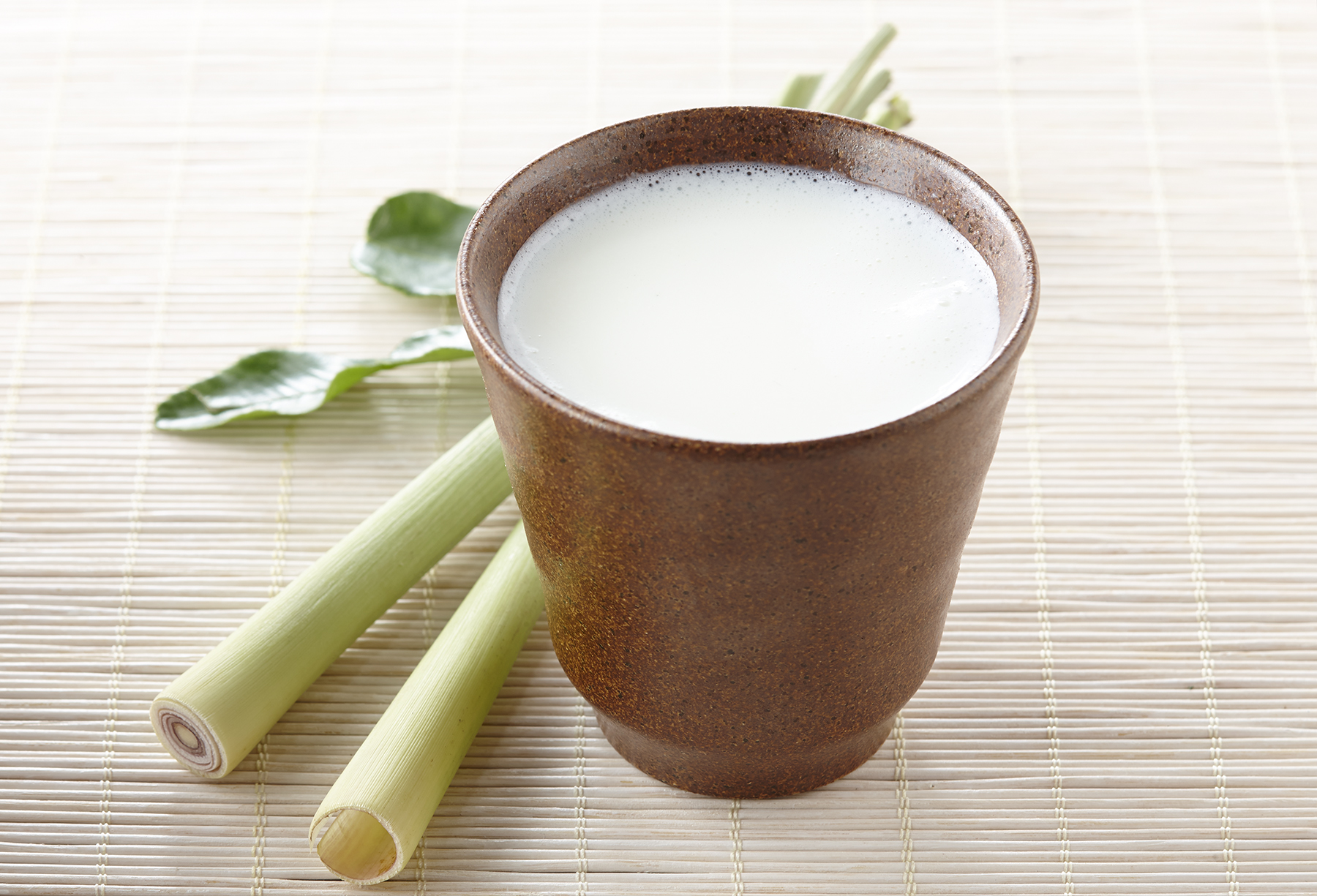 Thé au citron et au gingembre avec miel et lait