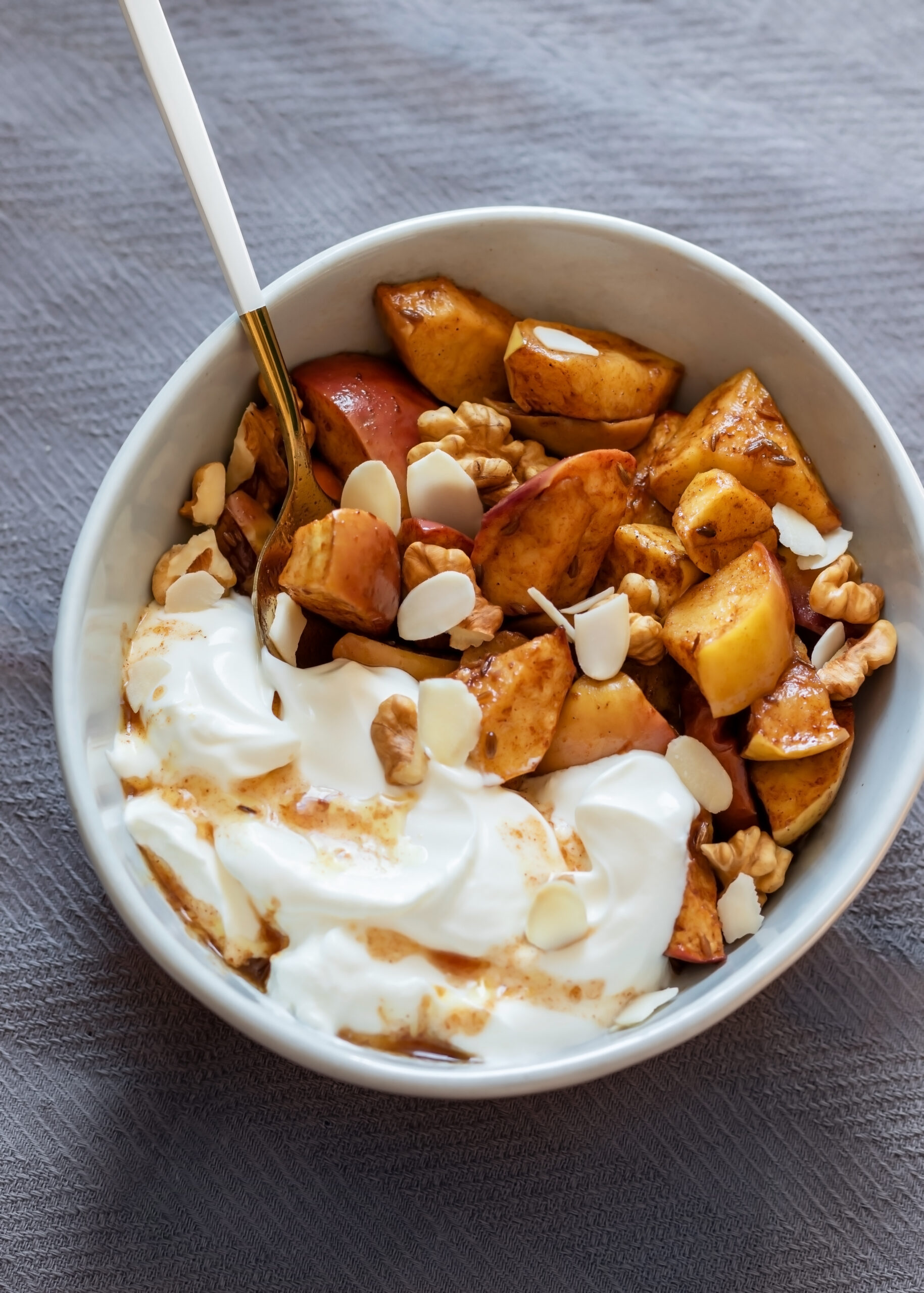 Dessert de pommes à la cannelle avec yogourt grec et noix de macadamia