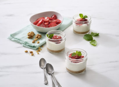 Strawberry and Yogurt Mini Cheesecake Jars
