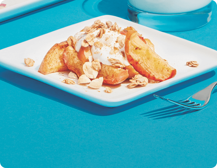 Dessert de pommes à la cannelle avec yogourt grec et noix de macadamia 