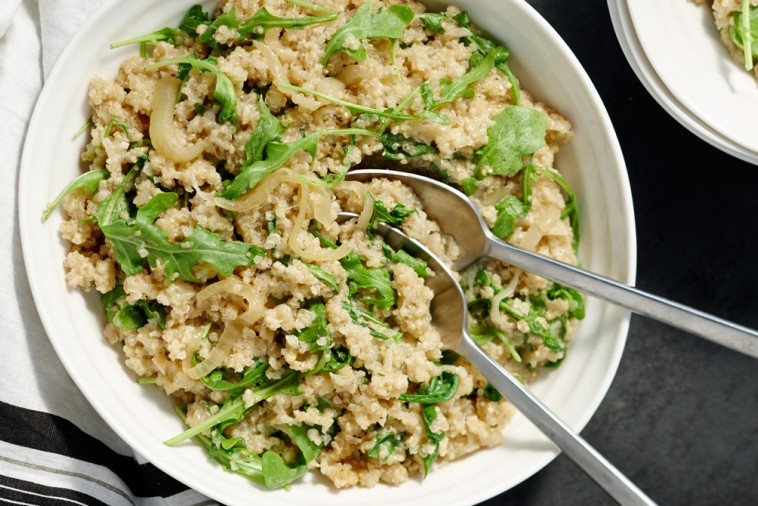 Quinoa aux oignons caramélisés et à la roquette