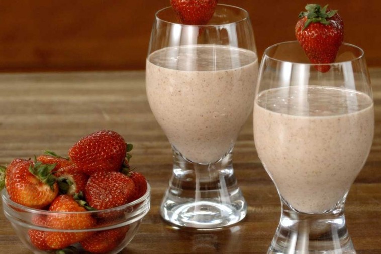Lait frappé aux fraises et aux amandes