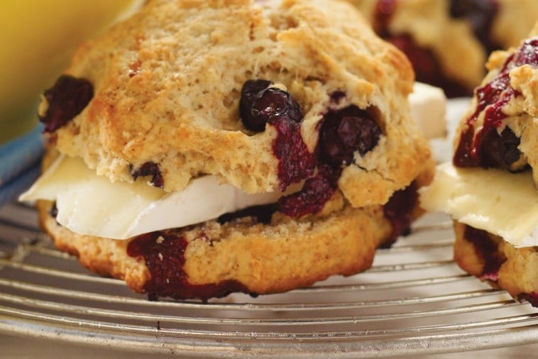 Scones aux bleuets, au citron et au brie