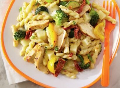 Mozzarella pasta with chicken, Alfredo-style