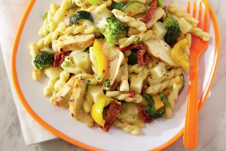 Mozzarella pasta with chicken, Alfredo-style