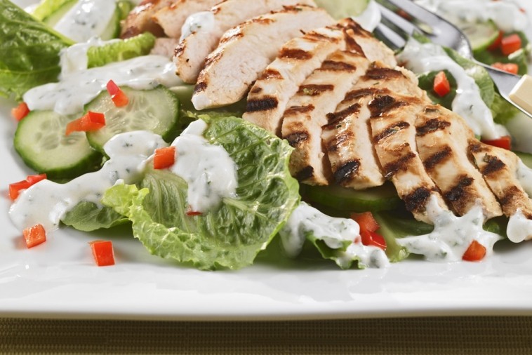 Salade de poulet grillé mariné aux herbes