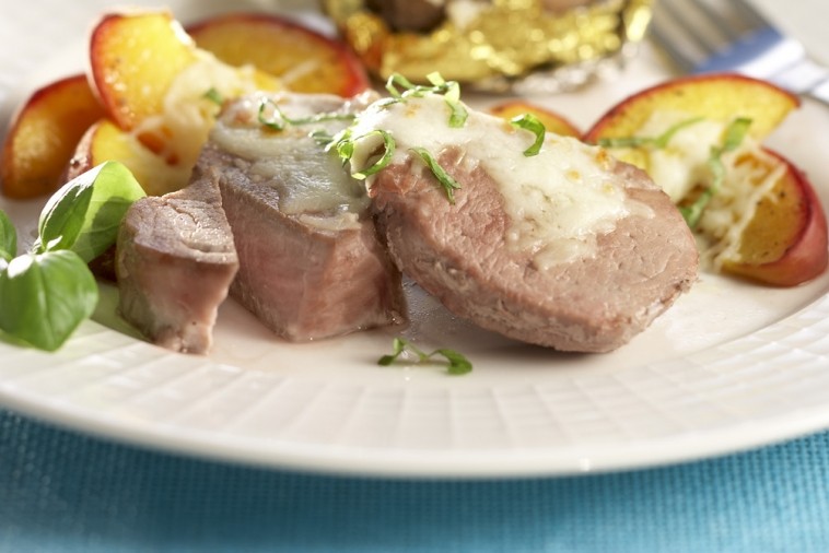 Filet de porc aux pêches avec basilic et Mozzarella