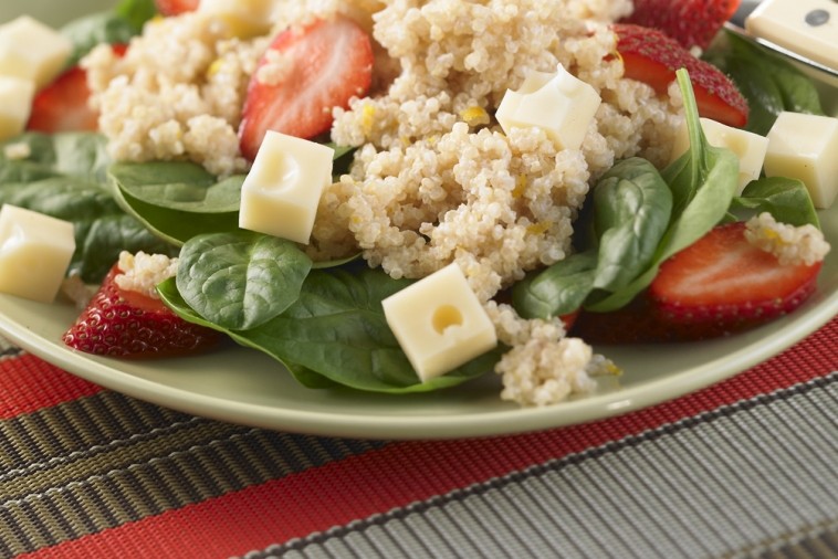 Salade de quinoa aux épinards et aux fraises